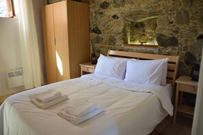 Desk, laptop workspace, iron/ironing board, free WiFi - Konatzin tou Massou by raise (Moutoullas)