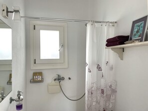 Hus | Badeværelse | Kombination af bruser/badekar, dybe badekar, gratis toiletartikler