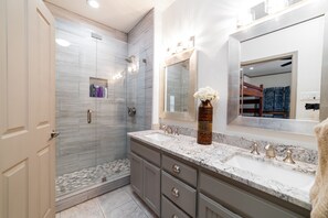 Douche, séchoir à cheveux, serviettes fournies, savon