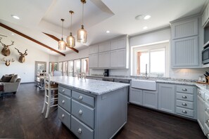 雪櫃、微波爐、焗爐、爐具