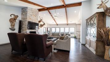 Smart TV, fireplace, ping pong, stereo