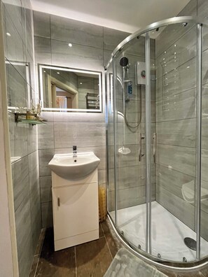 Classic Double Room | Bathroom | Hair dryer, towels, soap, shampoo - Relax Inn Guest House (Brighton)