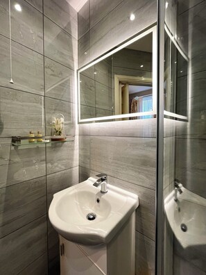 Classic Double Room | Bathroom
