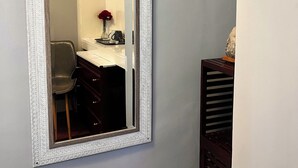 A mirror with a patterned frame on a wall. - Relax Inn Guest House (Brighton)