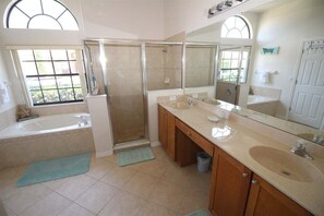 Dusche, Haartrockner, HandtĂŒcher, Seife