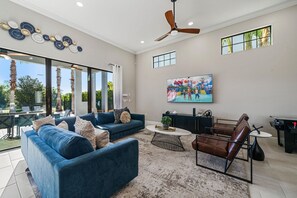 Fernseher, Kamin, Videospiele, Tischfußball