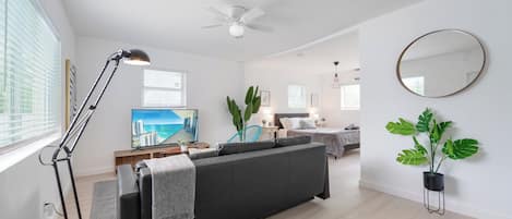 Standard Room, 1 Queen Bed with Sofa bed | Living area