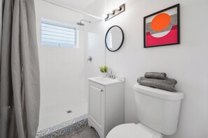 Standard Room, 2 Queen Beds | Bathroom