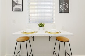 In-room dining - Fabulous Studio 15 min from The Beach (Miami)