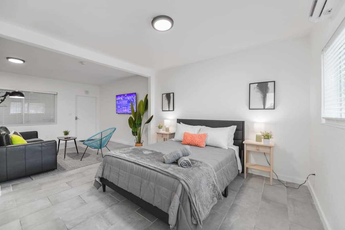 Habitación estándar, 1 cama Queen size y sofá cama | Ropa de cama de alta calidad y decoración personalizada
