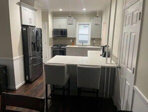 Fridge, microwave, dishwasher, cookware/dishes/utensils