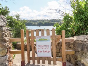 Cottage | Property grounds - Ynys Faelog Cottage (Bangor)