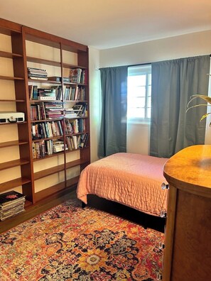 3 habitaciones, tabla de planchar con plancha, wifi y ropa de cama 