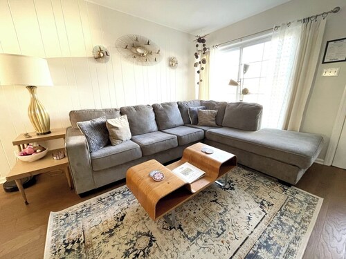 Blue Betty- 3 BDRM Mid-Century Charmer Near Beach