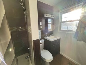 Haartrockner, Handtücher, Seife, Toilettenpapier