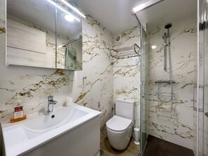 Ducha, secador de pelo y toallas