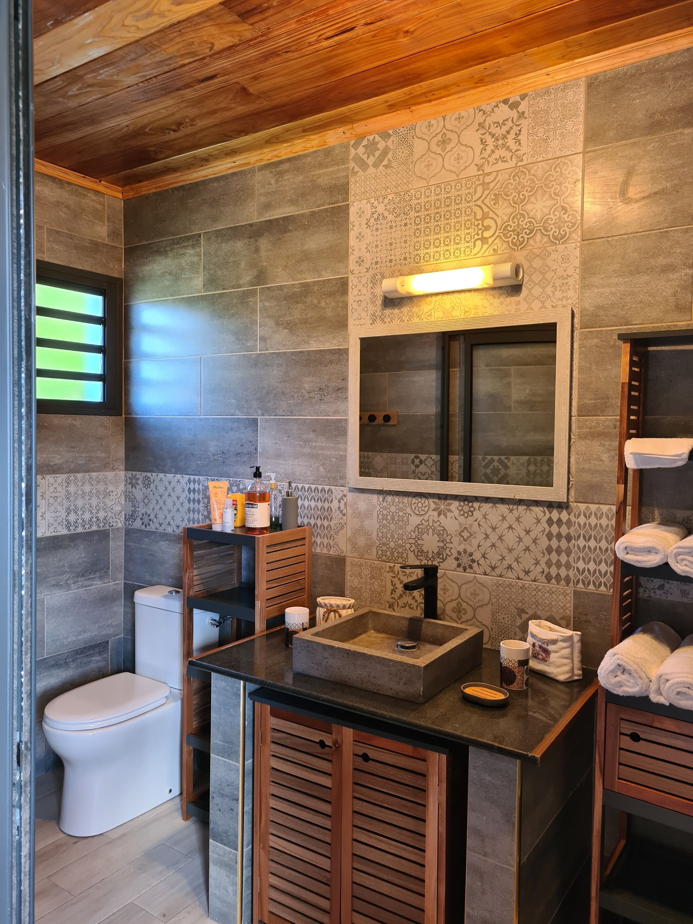 Dusj, hårføner, håndklær og såpe