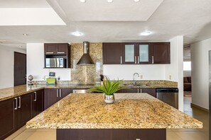 冰 箱、微波炉、烤箱、炉灶