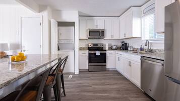 Deluxe Apartment | Private kitchen | Full-size fridge, oven, stovetop, dishwasher