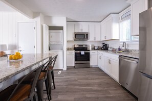 Căn hộ Deluxe | Bếp riêng | Tủ lạnh, lò nướng, bếp nấu, máy rửa bát