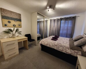 Apartment | 2 bedrooms, iron/ironing board, free WiFi, bed sheets