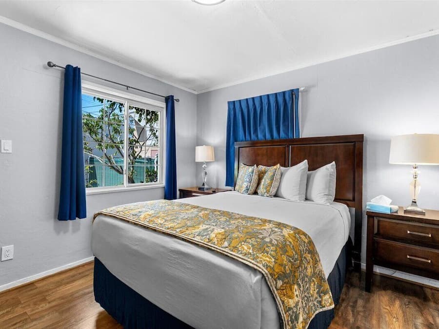 Caja de seguridad en la habitación y escritorio