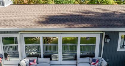 Sandy Feet - Lakefront luxury, With A Beach!