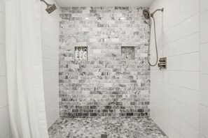 Dusche, Haartrockner, Handtücher