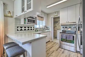 Fridge, microwave, stovetop, dishwasher - Gated Southern Miami Home: 22 Mi to Downtown! (Miami)