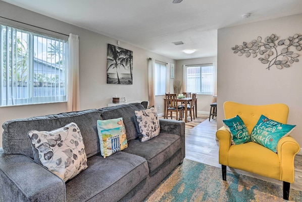 TV, books - Gated Southern Miami Home: 22 Mi to Downtown! (Miami)