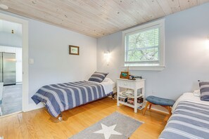 3 bedrooms, iron/ironing board, travel cot, free Internet