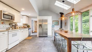 Réfrigérateur, micro-ondes, plaque de cuisson, lave-vaisselle