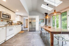 Fridge, microwave, stovetop, dishwasher