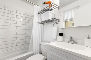 Sèche-cheveux, serviettes fournies, savon, shampoing