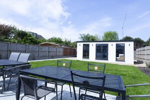 Outdoor dining - Sunbeam Cottage (Whitstable)