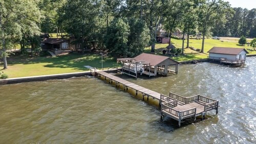 Main House + GuestHouse LakeFront ; Sleeps 14; Ramp