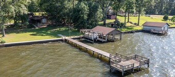 Main House + GuestHouse LakeFront ; Sleeps 14; Ramp