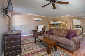 TV, DVD player, aparelho de som