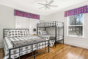 3 habitaciones, tabla de planchar con plancha, cuna de viaje y wifi 