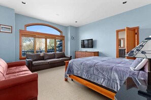 4 habitaciones, escritorio y tabla de planchar con plancha 