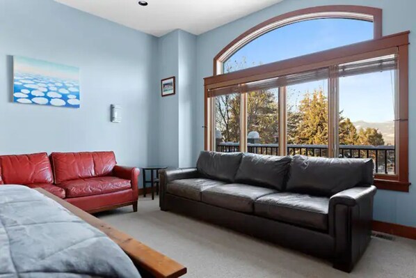 Smart TV, chimenea, videojuegos y futbolito 