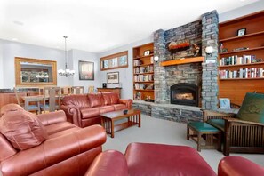 Smart TV, chimenea, videojuegos y futbolito 