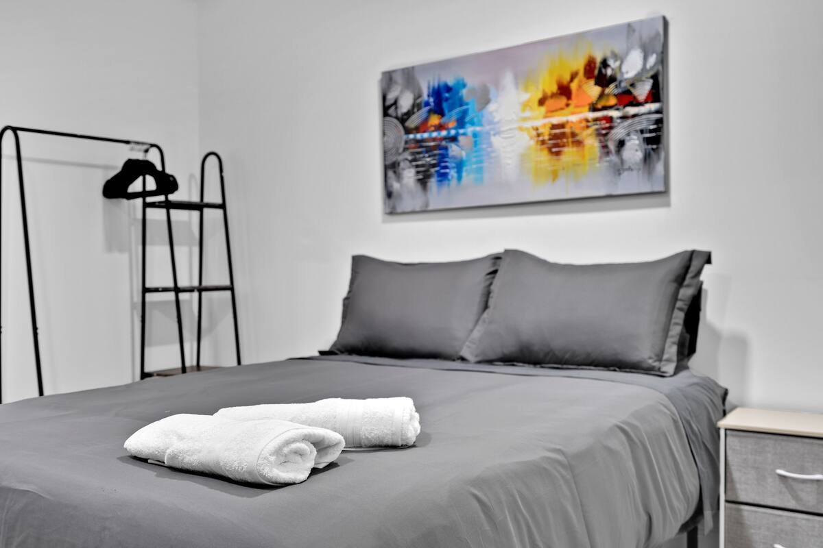 1 bedroom, Egyptian cotton sheets, premium bedding