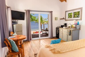 1 bedroom, free WiFi, bed sheets - Reefside Retreat Blue Casita (Santos Guardiola)