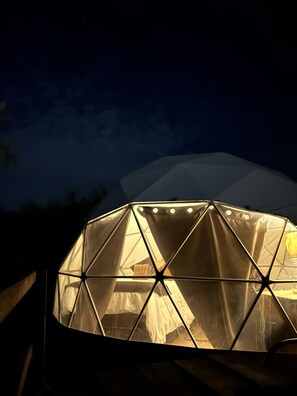 Tienda romántica, 1 cama de matrimonio con sofá cama, terraza, vistas a la montaña | Escritorio, espacio para trabajar con un portátil, wifi gratis