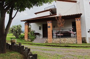 Cabana família, várias camas, vista para a montanha | Escrivaninha, espaço de trabalho para notebook, Wi-Fi de cortesia