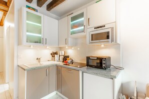 Fridge, microwave, oven, dishwasher - Parisian Pied-a-terre in the heart of the city - Close to everything (Paris)