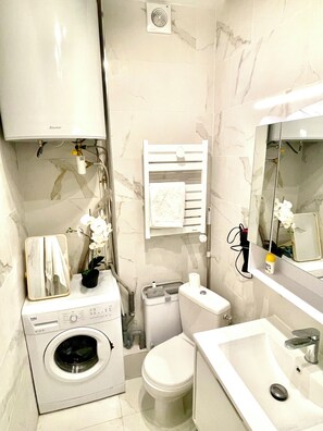 Shower, hair dryer, towels, soap - Parisian Pied-a-terre in the heart of the city - Close to everything (Paris)