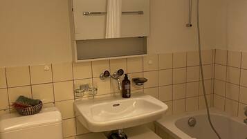 Ein Badezimmer mit Toilette, Waschbecken und Badewanne.