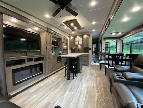 Private kitchen - #2 DreamRetreat2021 RV-2bdrm wake2 forest/animals (Kalispell)